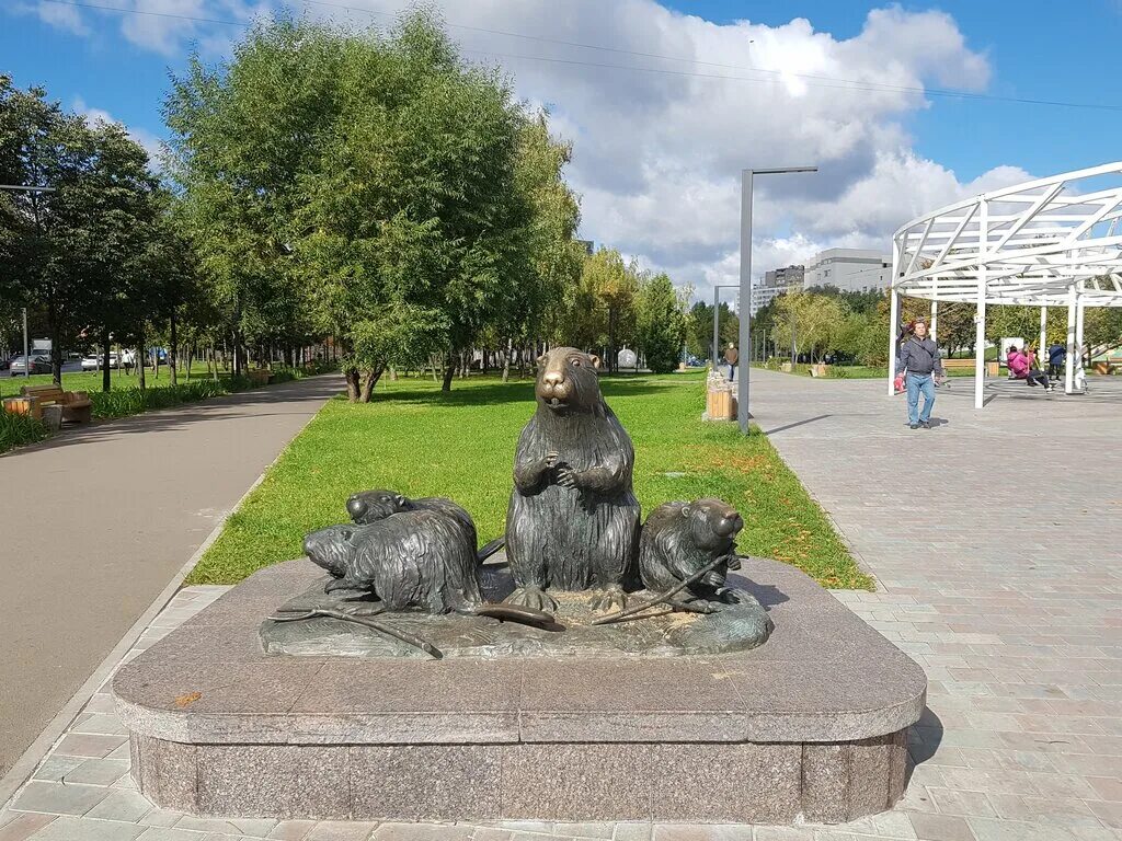 бобр парк. скульптура бобров в бибирево. бобр парк. бобр парк. речной бобр.