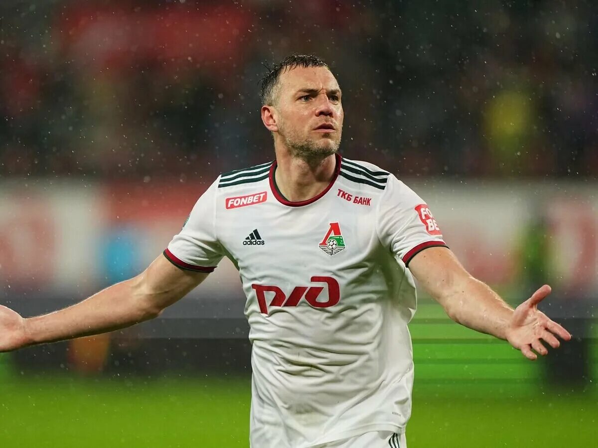 Дзюба почему не играет сегодня за локомотив. Дзюба в локомотиве фото.