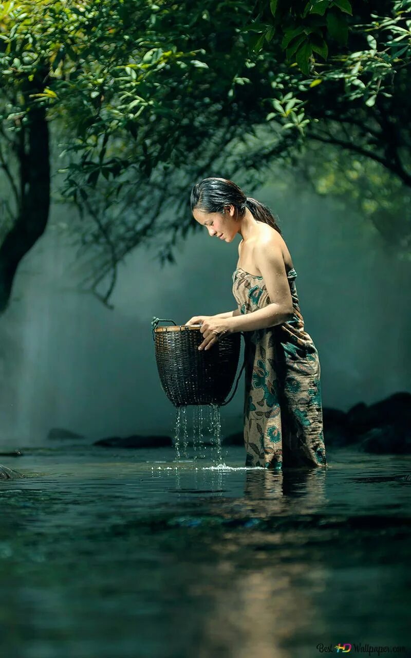 Девушка в воде. Девушка вода природа. Девушка у ручья. Девушка с кувшином воды.
