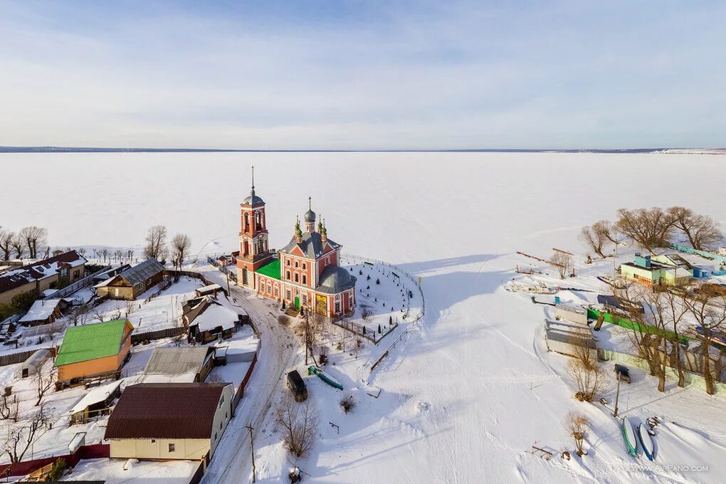 Зима плещеева. Плещеево озеро зимой Переславль. Переславль-Залесский Церковь сорока мучеников зима. Переславль-Залесский зимой озеро. Плещеево озеро Переславль Залесский зимой.