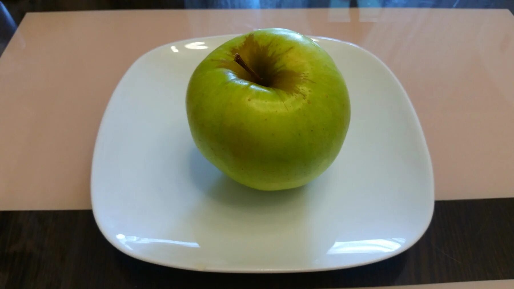 В пакете лежат красные и зеленые яблоки. Перекус яблоко. Тарелка с зелеными яблоками. Яблоко ПП. Яблоко на блюдце.