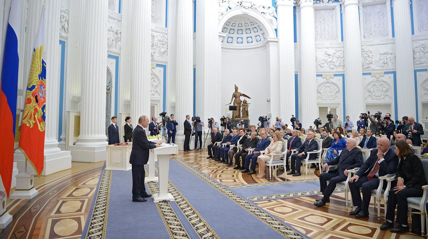 Решение одобрено торжественная церемония. Екатерининский зал Кремля награждение. Награждение в Екатерининском зале Кремля. Екатерининский зал большого кремлевского дворца.