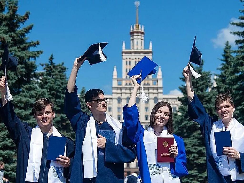 Студент новая россия. Выпускник вуза. Выпускники российских вузов. Студенты в вузе. Российский вуз выпускной.