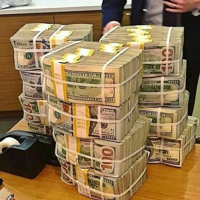 Склад денег. Склад денег. Банковское хранилище с деньгами. Куча денег в хранилище. Пачки долларов на поддоне.
