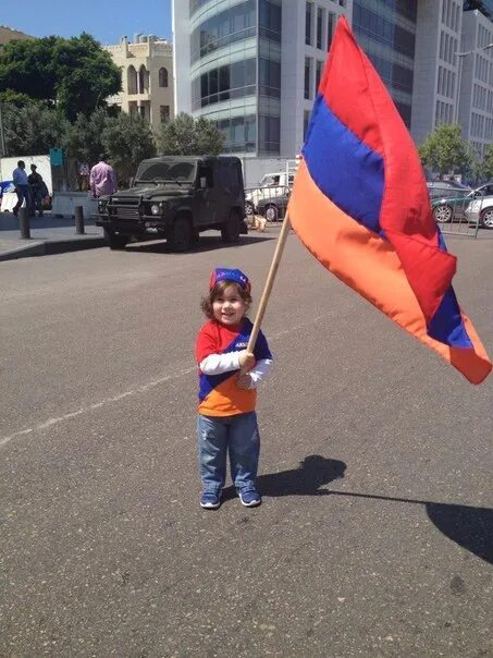 Армяне держат пост. Мальчик с армянским флагом. Армянские статусы. Статусы про армян. Пацан с флагом Армении.