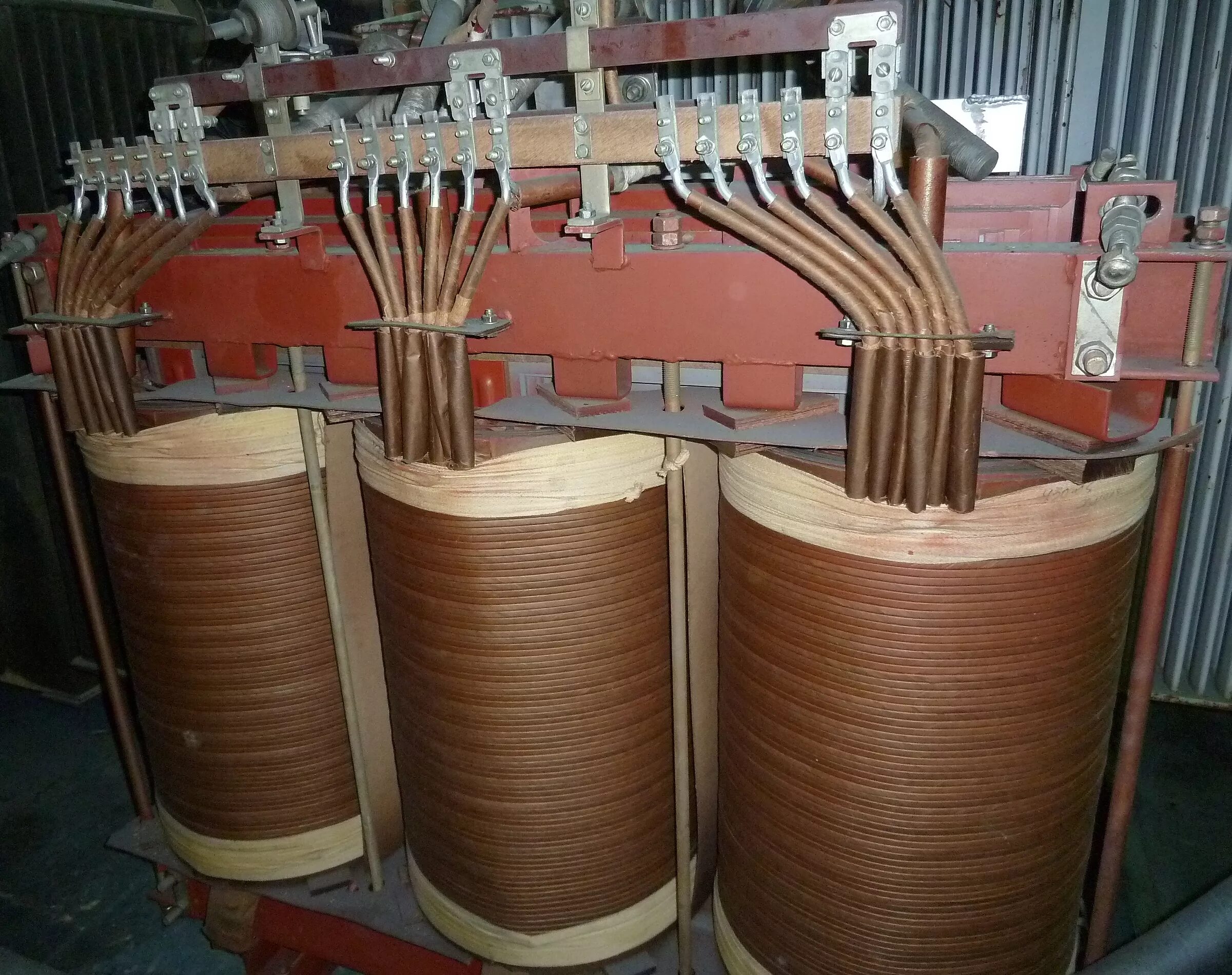 Первичная и вторичная катушка трансформатора это. Двухкатушечный трансформатор. 7 обмотка трансформатора. Двухобмоточная катушка трансформатора. Стержневой броневой тороидальный трансформатор.