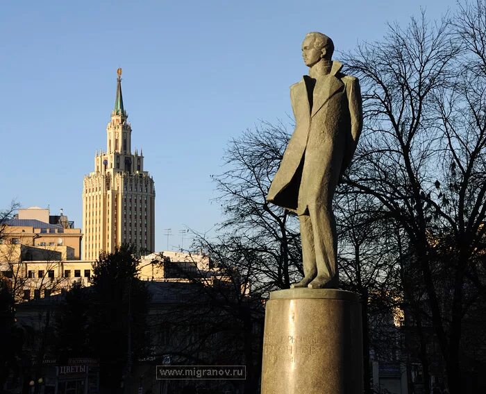 памятник лермонтову в москве на лермонтовской площади. д. площадь красные ворота памятник лермонтову. лермонтовский сквер красные ворота. метро красные ворота памятник лермонтову.