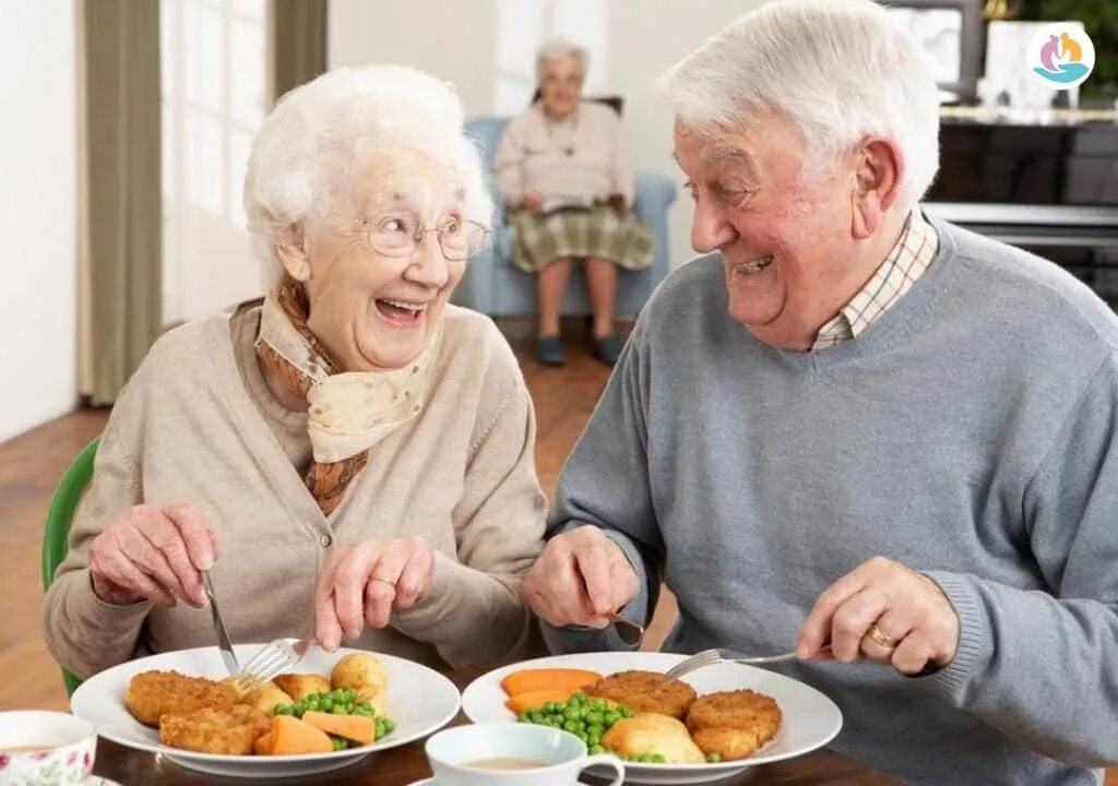 Деменция отказывается от еды. Пожилые люди. Еда для пожилых людей. Питание пожилых. Здоровое питание для пожилых.