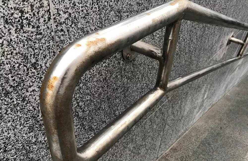 Сварка трубы aisi 304. Ржавчина на канализационной трубе. Почему нержавейка. Питтинговая коррозия aisi 304. Контактная коррозия металлов.