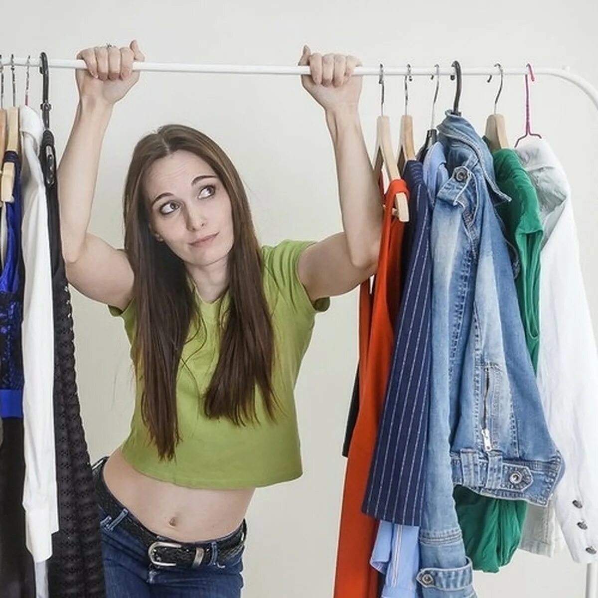 Возврат товара в магазин. Некачественная одежда. Бракованный товар. Некачественный товар. Одежда ненадлежащего качества.