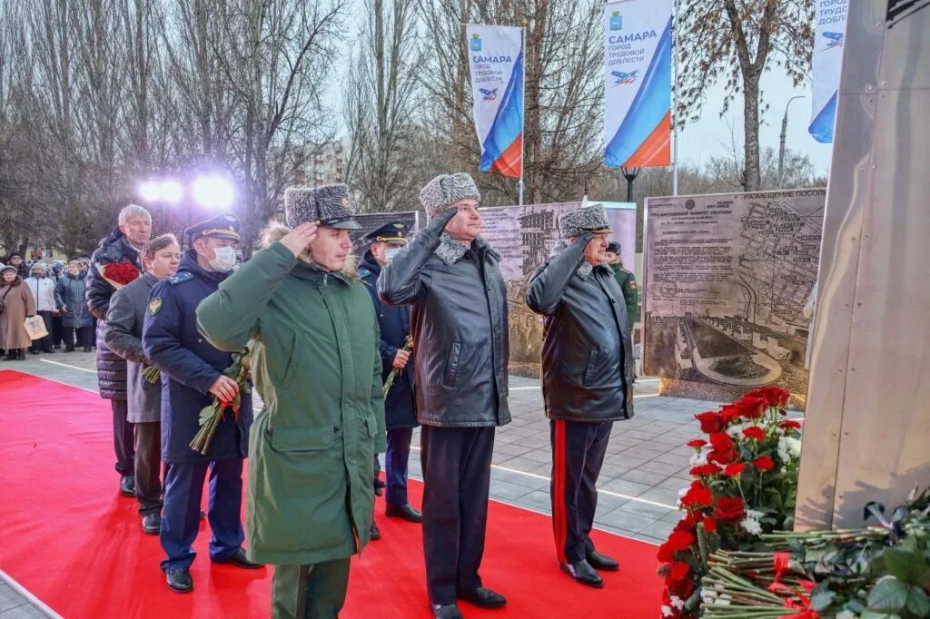 Стелла город трудовой доблести. Мемориал «самара – город трудовой доблести». Стелла в самаре город трудовой доблести. Фото самара город трудовой славы. Стелла в самаре город трудовой доблести.