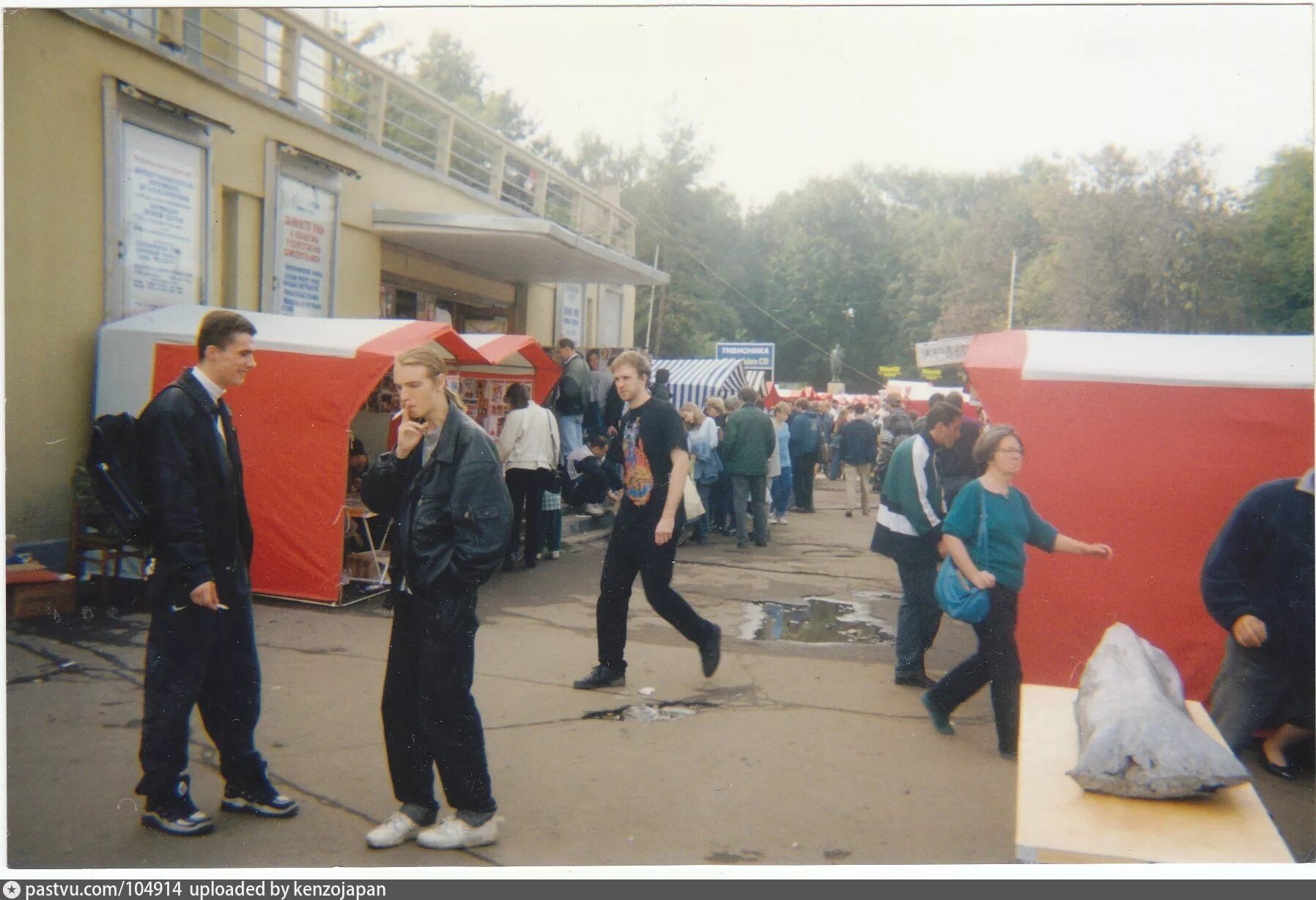 Горбушка рынок в Москве в 90х. Горбушка рынок 90-е. Горбушка Москва в 90-х. ДК Горбунова рынок 90е. Старая горбушка