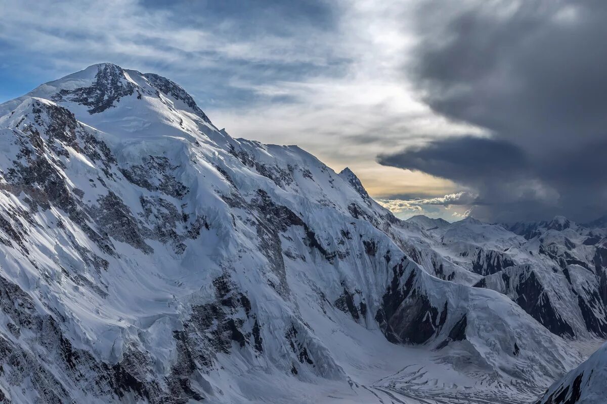 поднимаясь на хребты волн. пик победы киргизия. гора пик победы тянь шань. горы южно-муйский хребет. волны горы.