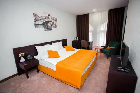 Pay hotel