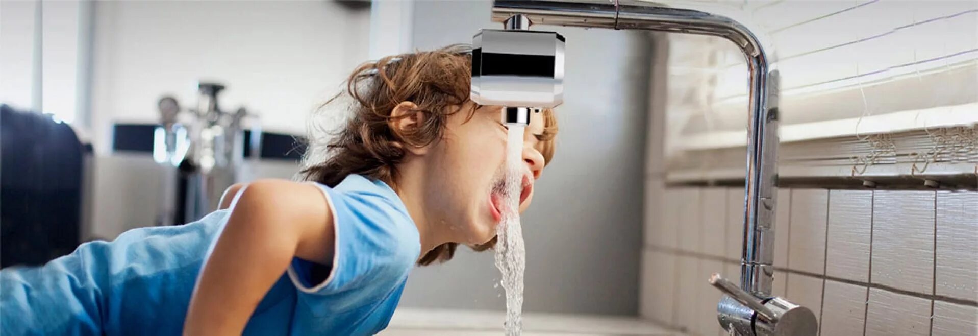 питьевое водоснабжение. вода из крана. пьет из крана. вода из крана. пьет воду из крана.