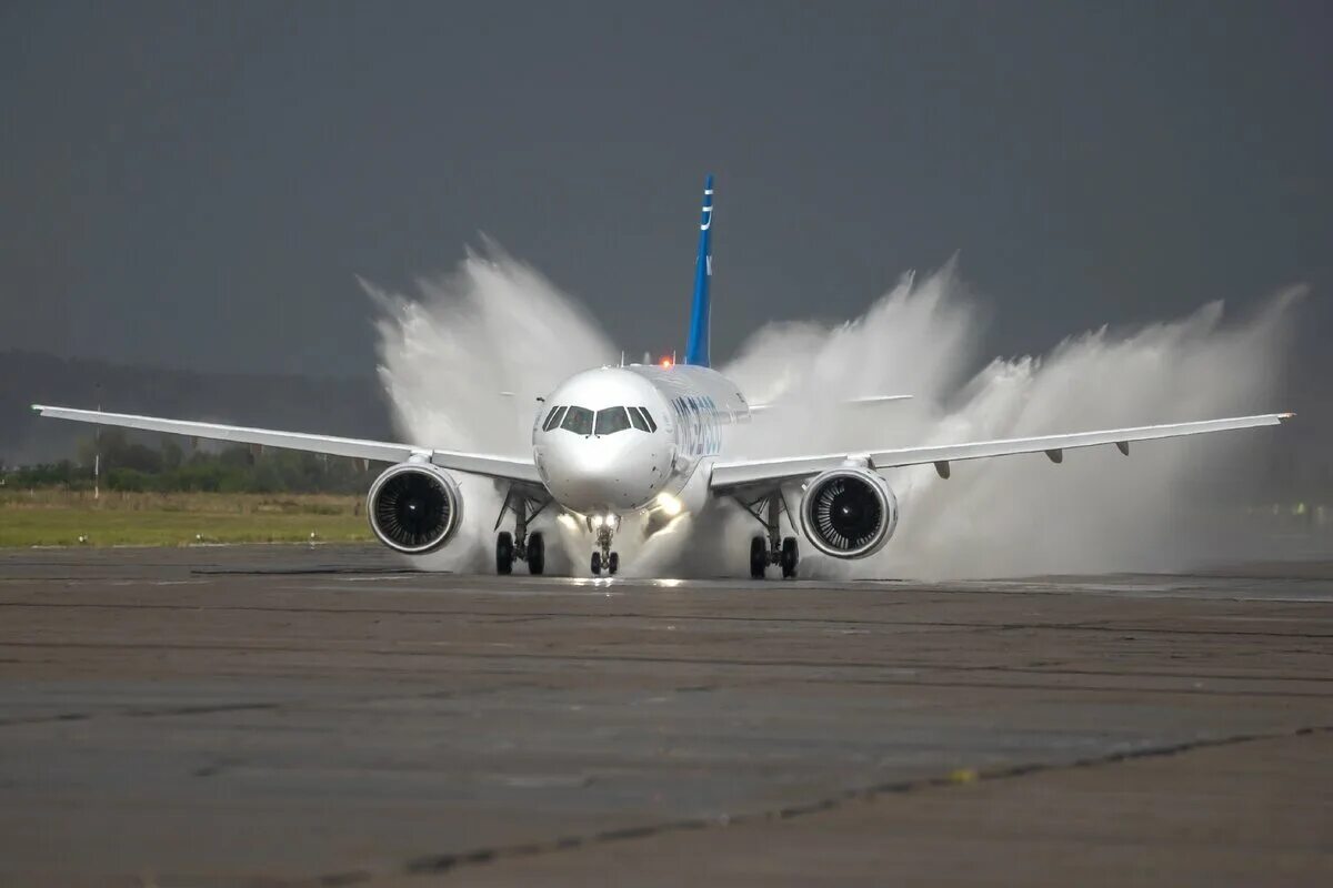 Самолеты новые вода. МС 21 300. Мс21 самолет. MC 21. МС-21 пассажирский самолёт Россия.