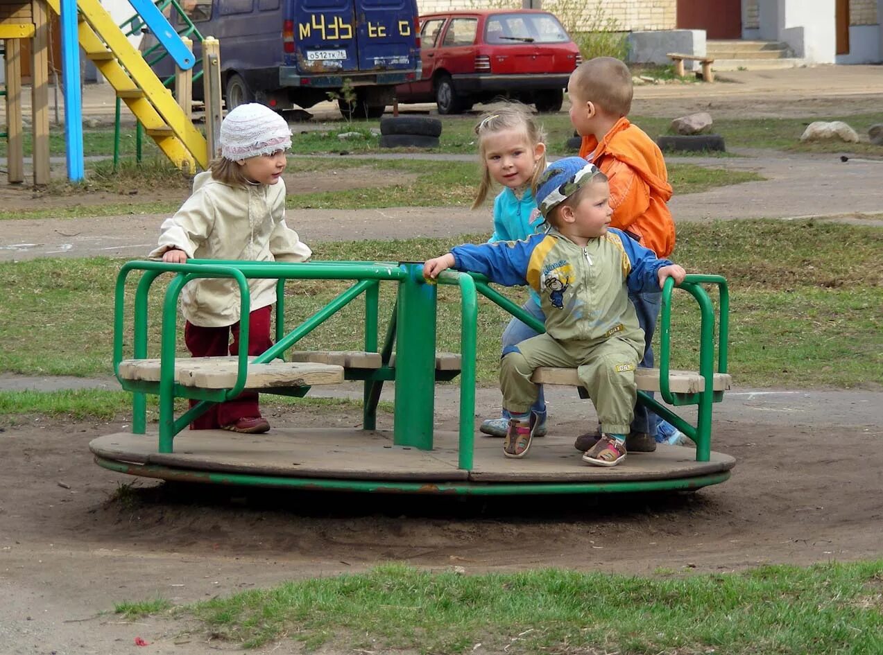 Дети на детской площадке. Карусель на детской площадке. Фотосессия на детской площадке. Игровая площадка для детей. Во дворе гуляют 17 человек мамы