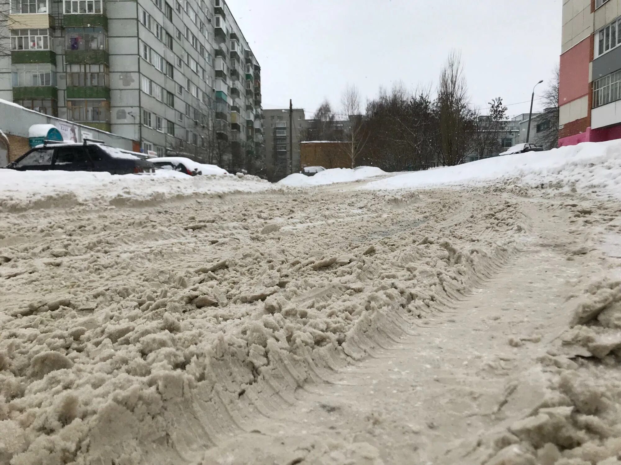 Снег в пензе. Пенза снег. Пенза в сугробах. Нечищенные дворы. Снег во дворе.