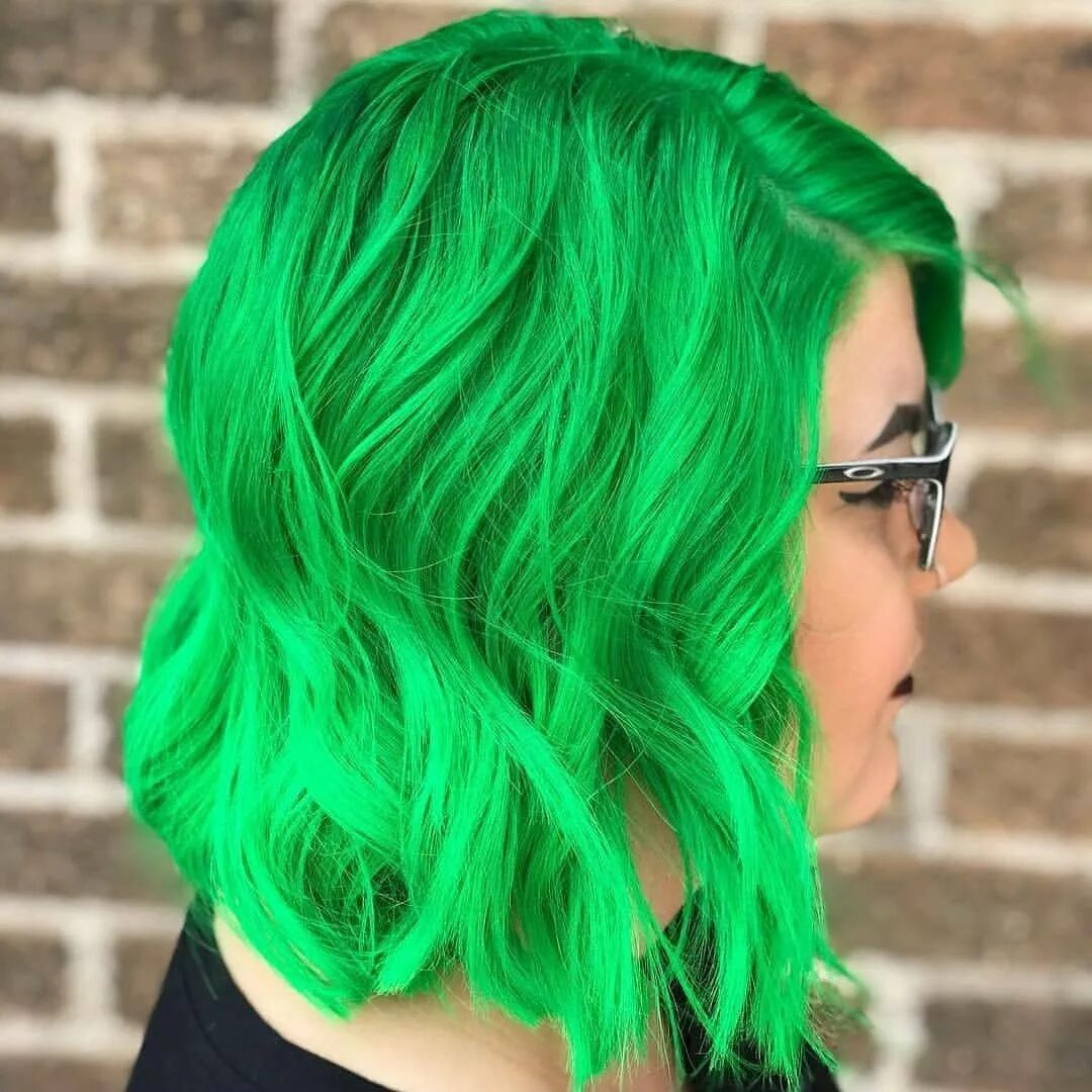 Можно зеленые волосы. Изумрудный цветтволос. Грин Хаир колор. Антоцианин неон. Зеленые волосы.