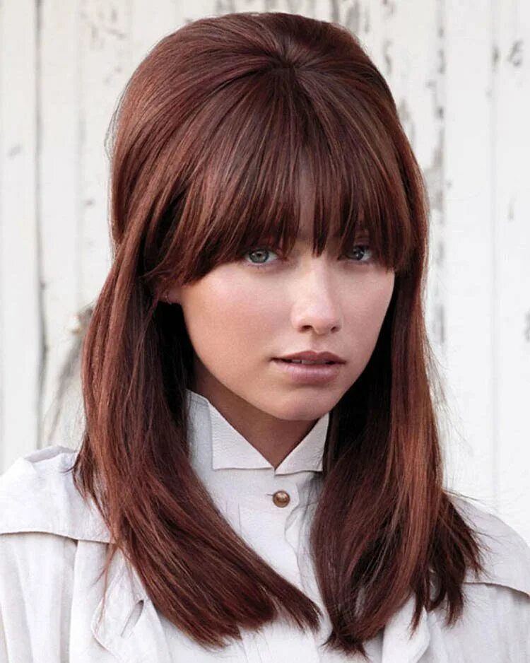 Каре с челкой. Тейлор свифт 2021. Стрижка пикси гаврош. Филированная челка 2020. Тейлор свифт каре с челкой 2022.