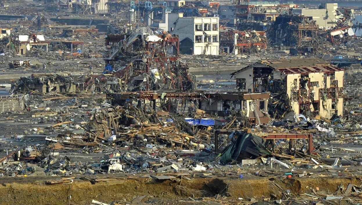Землетрясение в 11 году. ЦУНАМИ Япония 2011 землетрясение и ЦУНАМИ В Японии 2011. Землетрясение Фукусима 2011 ЦУНАМИ.