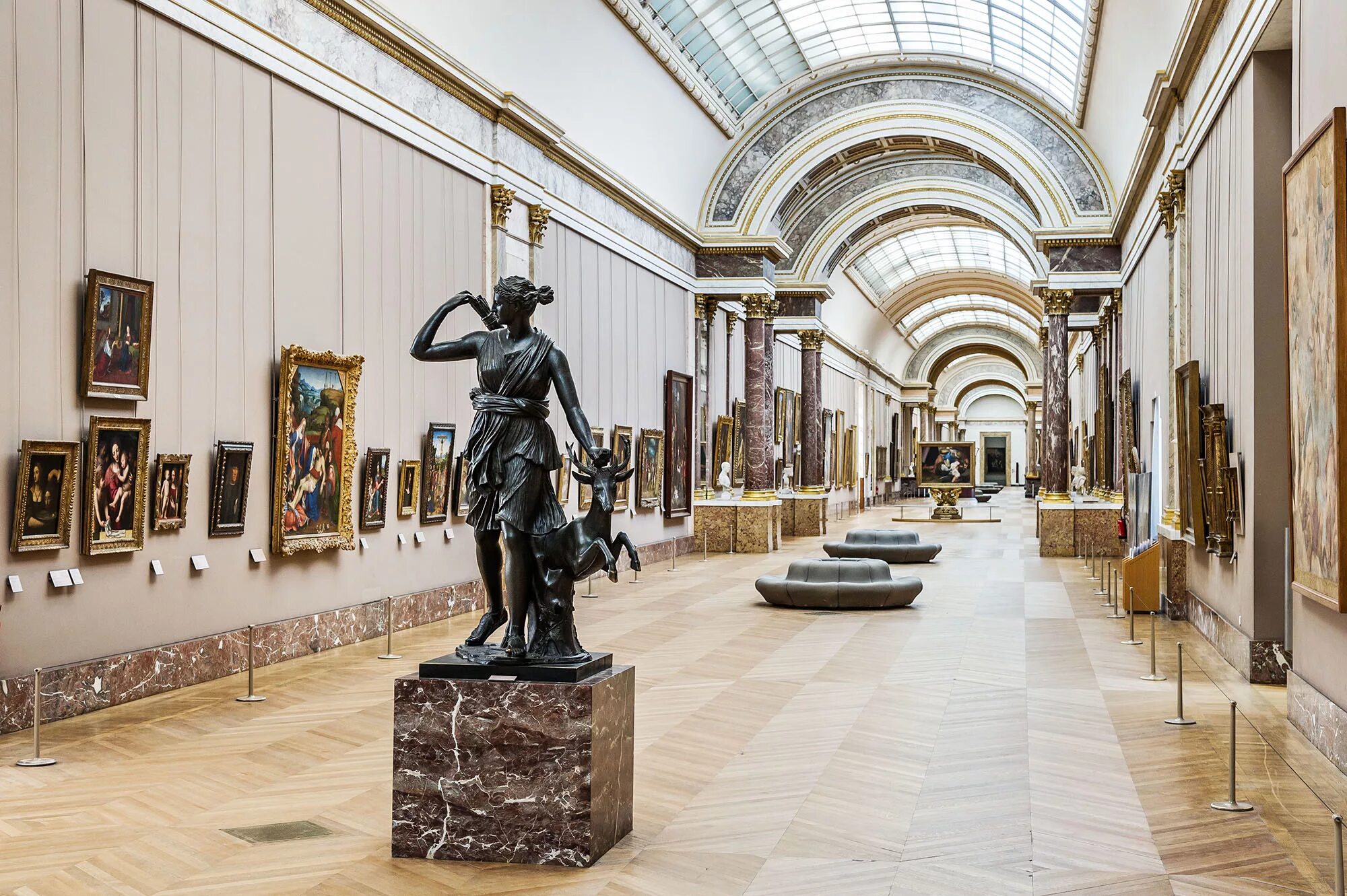 Музеи. Лувр. Париж. Лувр Париж внутри. Музей Louvre Museum. Музей Лувр в Париже экспонаты.