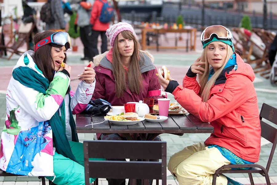 Мужчина и женщина поменялись одеждой. Парни из женской общаги фильм 2002 кадры. Переодевание в девочку. Мужчина и женщина поменялись одеждой. Александр головин в спорте только девушки.