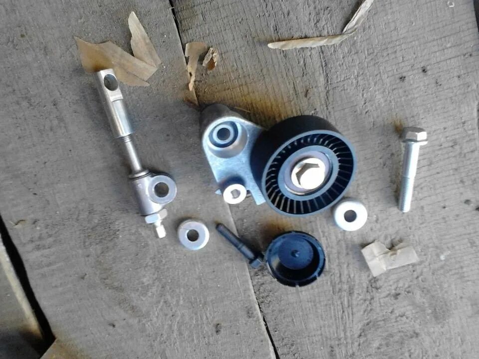 Поменять натяжитель ремня генератора калина. Генератор лада гранта 8 клапанная без натяжителя. Ролик натяжной генератора калина 16 кл. Поменять натяжитель ремня генератора калина. Натяжитель ремня лада калина 1.