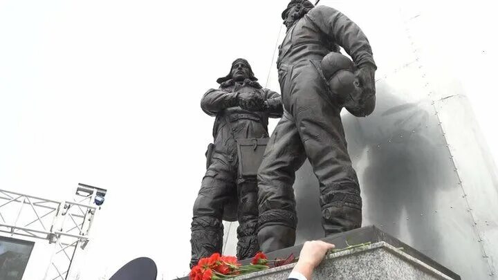 Калининград памятник спецназу. Памятник героям открыли. Памятник героям открыли. Памятник героям открыли. Памятник алсиб магадан.