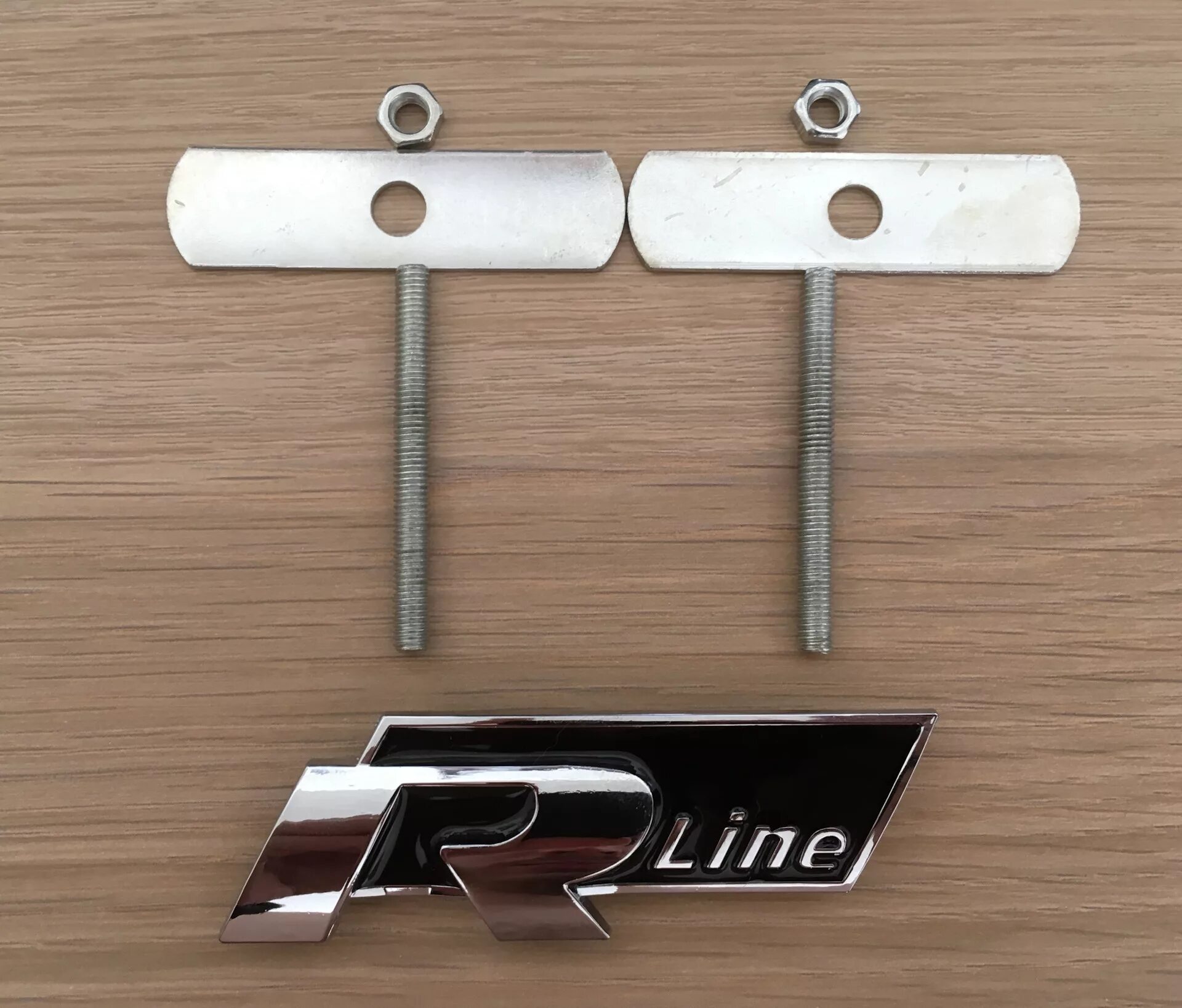 Шильдик ваз 2105 на решетку. Шильдик решетки радиатора мерседес а45. Шильдик quattro решетки радиатора a6 c6. Шевроле авео 2008 шильдик решетки радиатора. Шильдик на решетку.