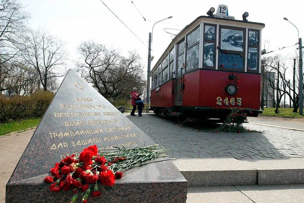 Памятник блокадному трамваю в санкт-петербурге. Блокадный трамвай на проспекте стачек. Памятник трамваю адмиралтейская. Памятник блокадному трамваю в спб. Памятник блокадному трамваю.