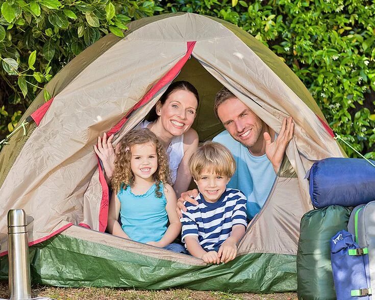 Поход всей семьей. Дети в палатке на природе. Счастливая семья в палатке. Семья в походе.