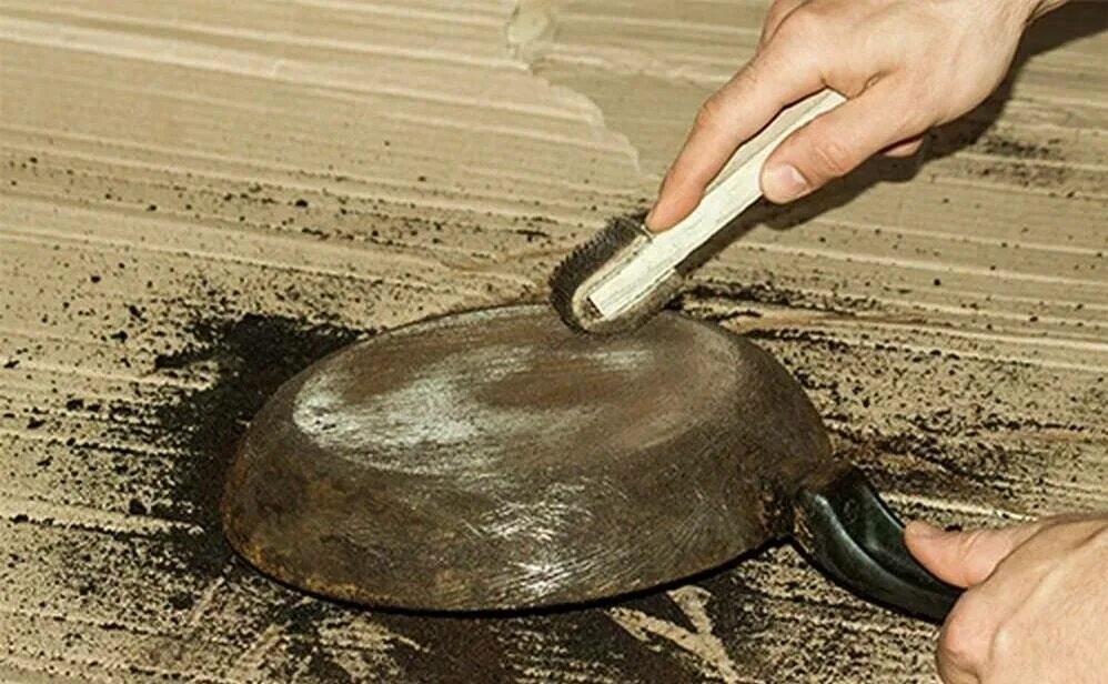 Как удалить со сковороды. Как удалить со сковороды. Чистка чугунной сковороды. Очистка сковороды от нагара. Подгоревшая сковородка.