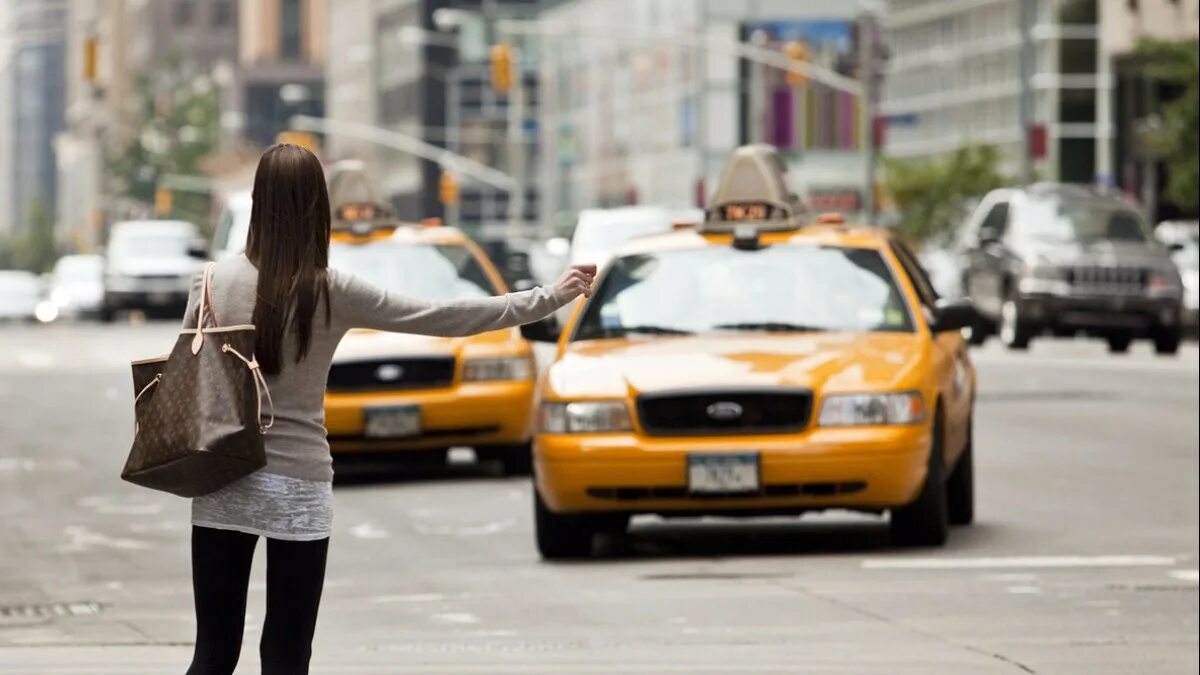He took a taxi. Девушка ждет такси. Ловит такси. Такси на дороге. Девушка ловит такси.