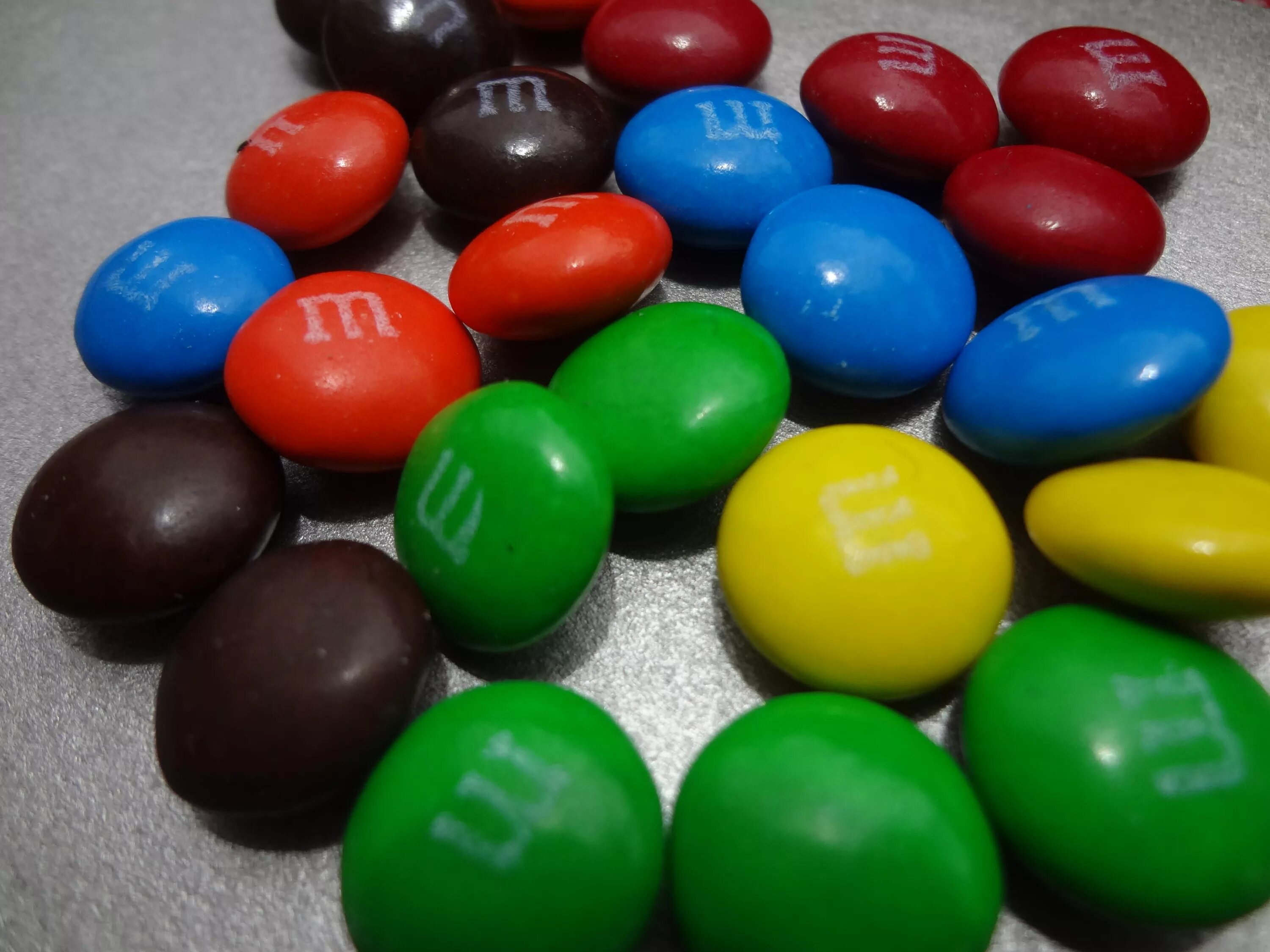 Какие ммдемс. Драже эм энд эмс. ммдемс конфеты. драже конфеты. m&amp;ms цвета.