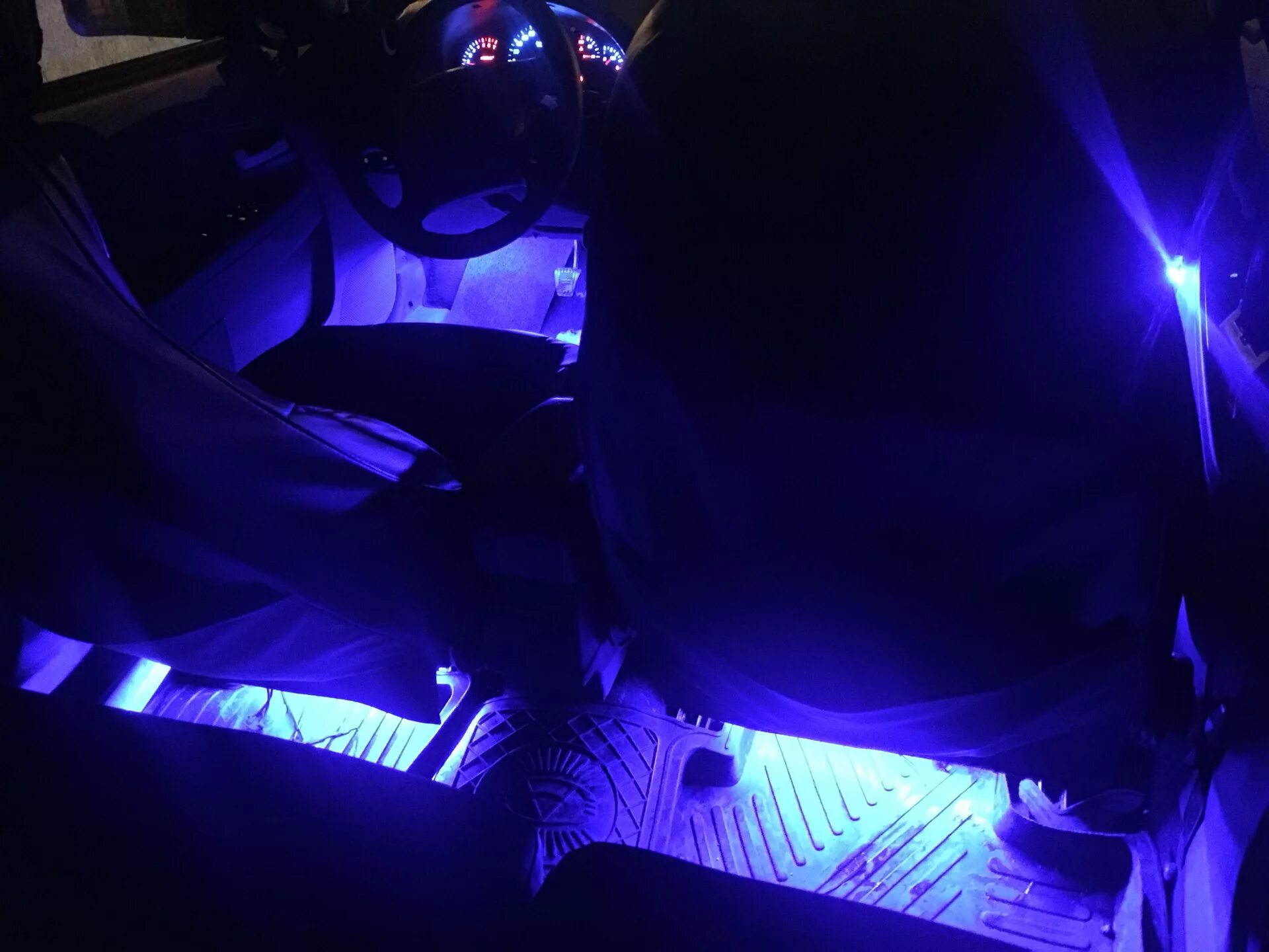 Светодиодная подсветка салона автомобиля. Сиденья с подсветкой. Подсветка салона мерседес сзади. Подсветка ног галант 8. Подсветка ног хаммер н3.