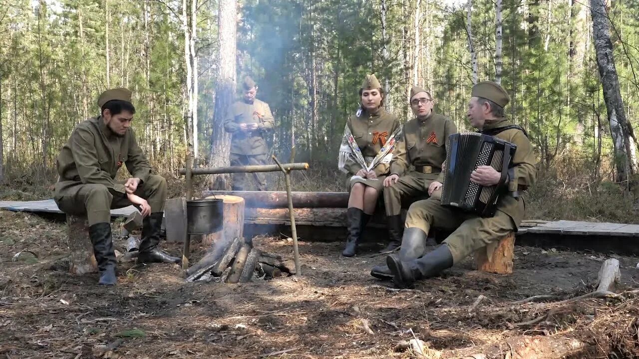 Неслышен невесом слетает желтый лист. «В прифронтовом лесу» (1942). Фронтовой лес. В лесу прифронтовом картинки.