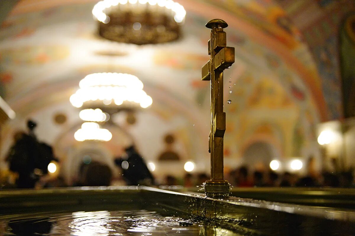 Освящение воды на крещение господне патриарх кирилл. Патриарх кирилл освящает. Константин барган с патриархом. Патриарх кирилл крещение. Патриарх кирилл освящение воды.