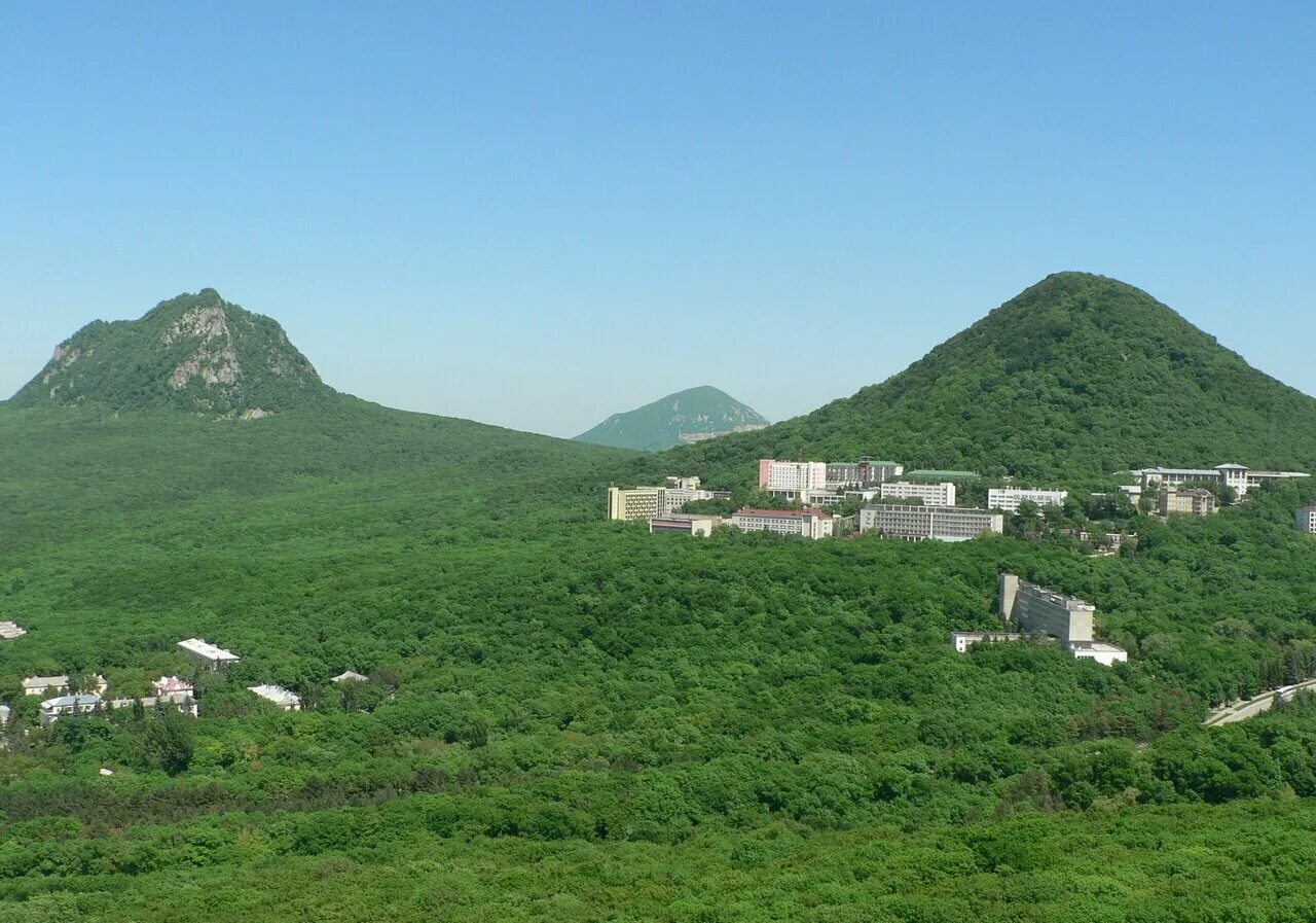 Смотровая площадка железноводск. Гора железная железноводск. Вершина горы железной железноводск. Гора бештау железноводск. Гора железная тропа.