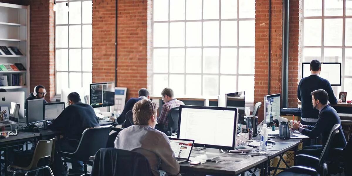 Работа в офисе. Офис веб студии. It специалист. Команда разработчиков. Office development.