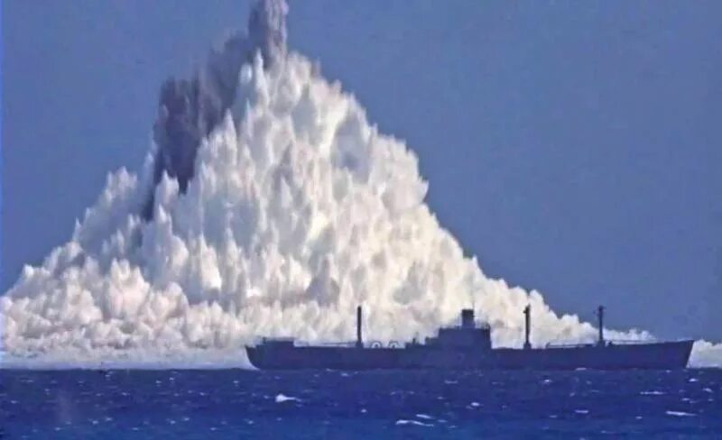 Под водой взорвался. Морская мина под водой. Морская мина под водой. Под водой взорвался. Под водой взорвался.