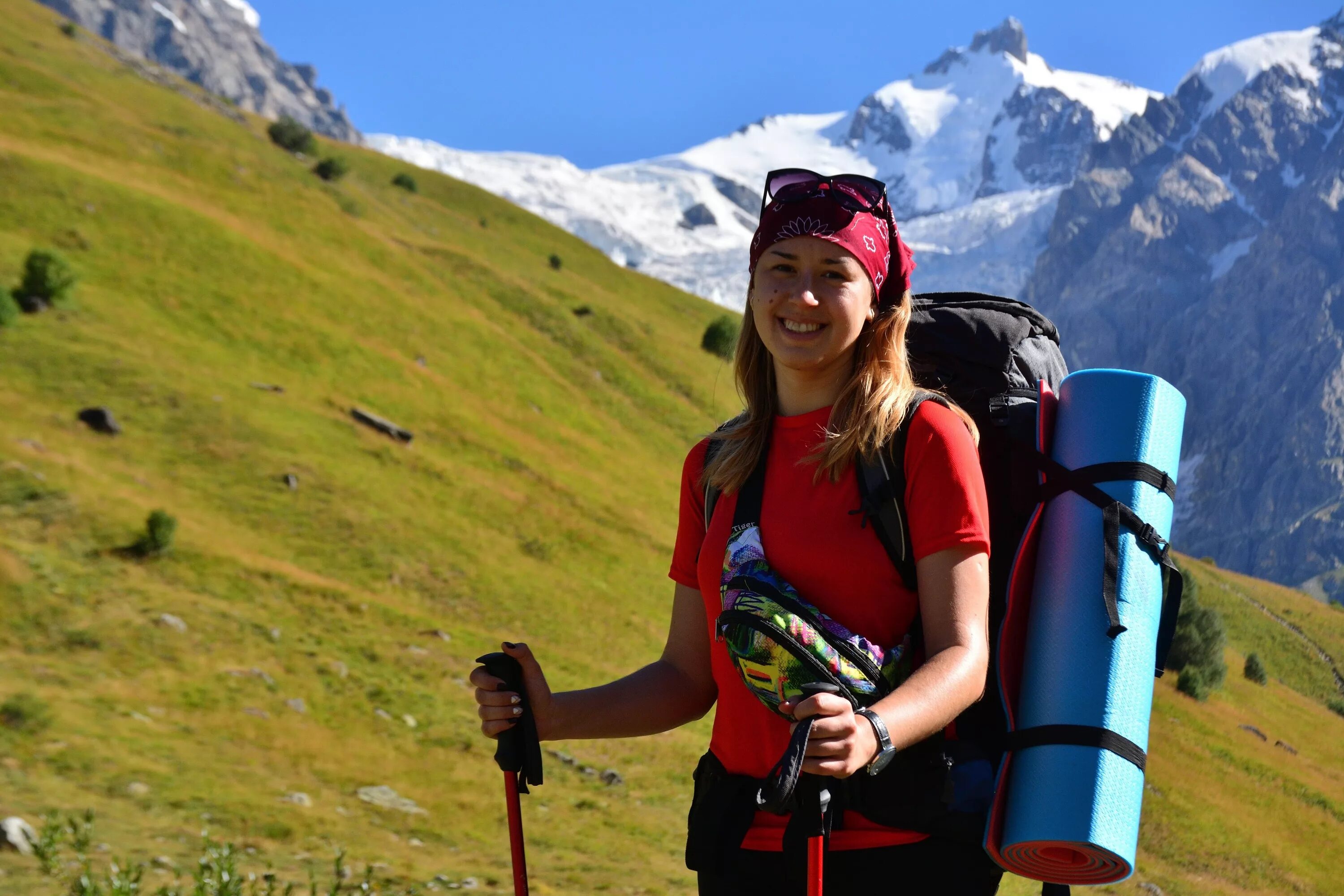 Туриста пит. Туристический поход. Треккинг хайкинг. Экскурсовод и туристы. Поход в горы.