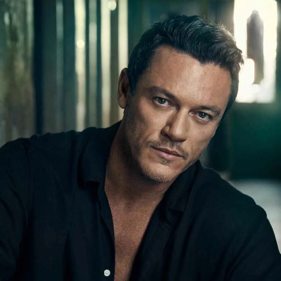 Luke evans. Люк Эванс. Люк Эванс фото. Люк Эванс Luke Evans. Люк Эванс молодой.