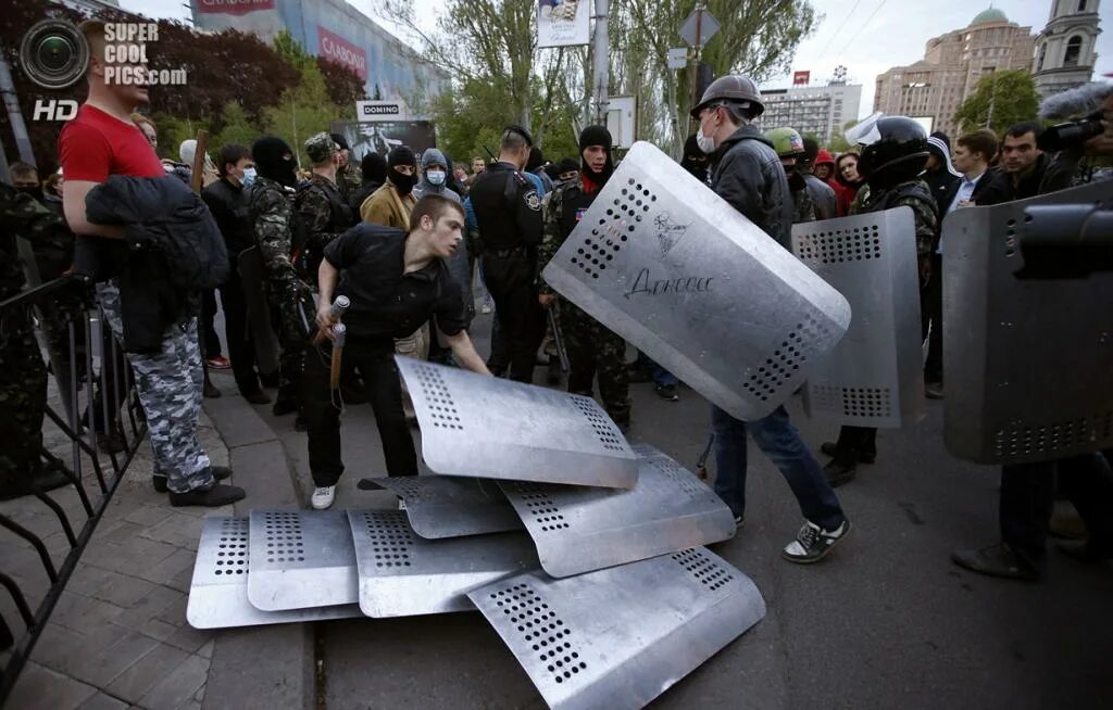 Атаки экстремистов. Проукраинские митинги в Донецке в 2014. Проукраинские митинги в Донецке. Проукраинский митинг в Донецке. Проукраинская демонстрация.