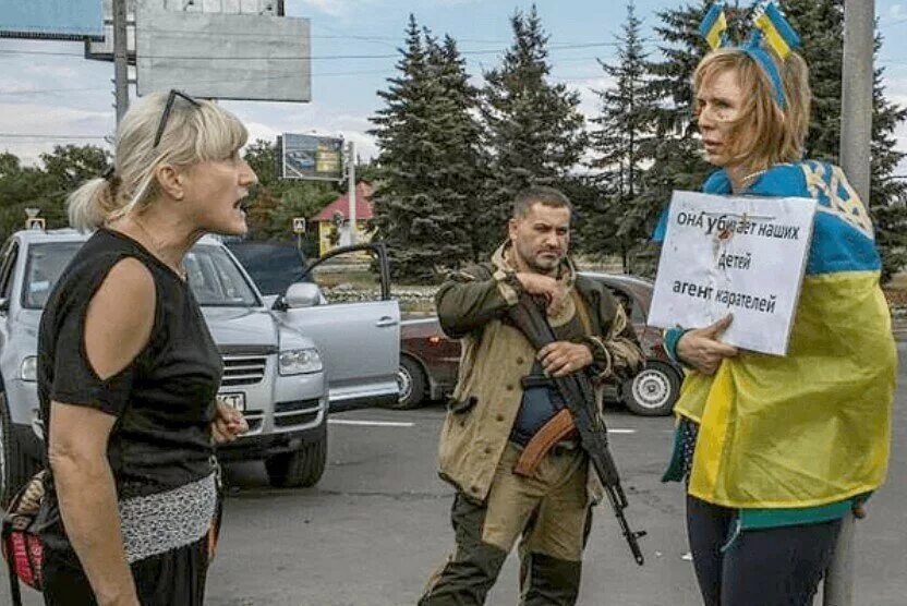 Пленная украинская военная женщина. Издеваются над российскими солдатами. Комната для издевательства. Издевается над хохлушкой. Хохлы демотиваторы.