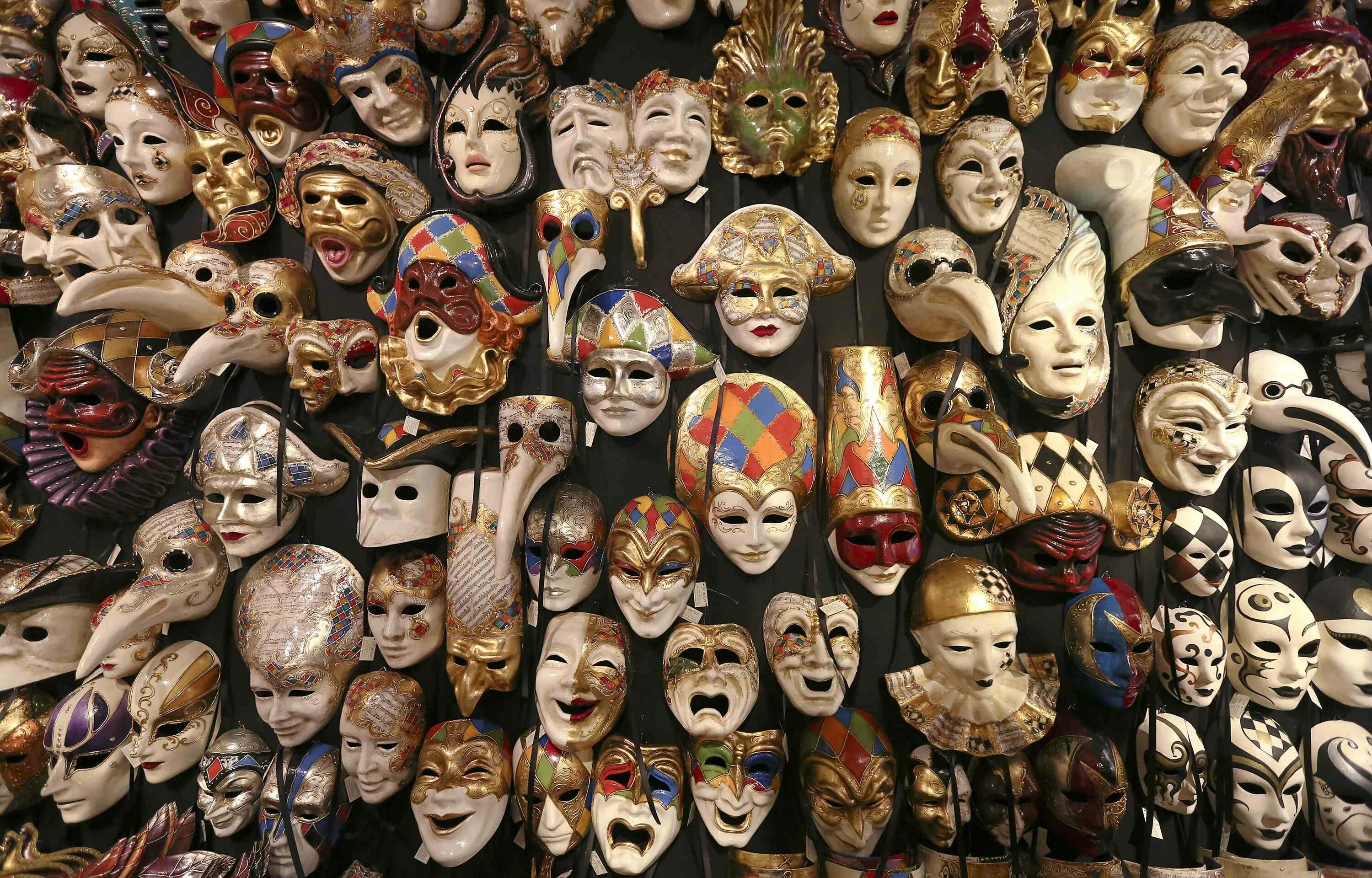 Вид многие. Много масок. Человек с множеством масок. Современные театральные маски. Многоликая маска.