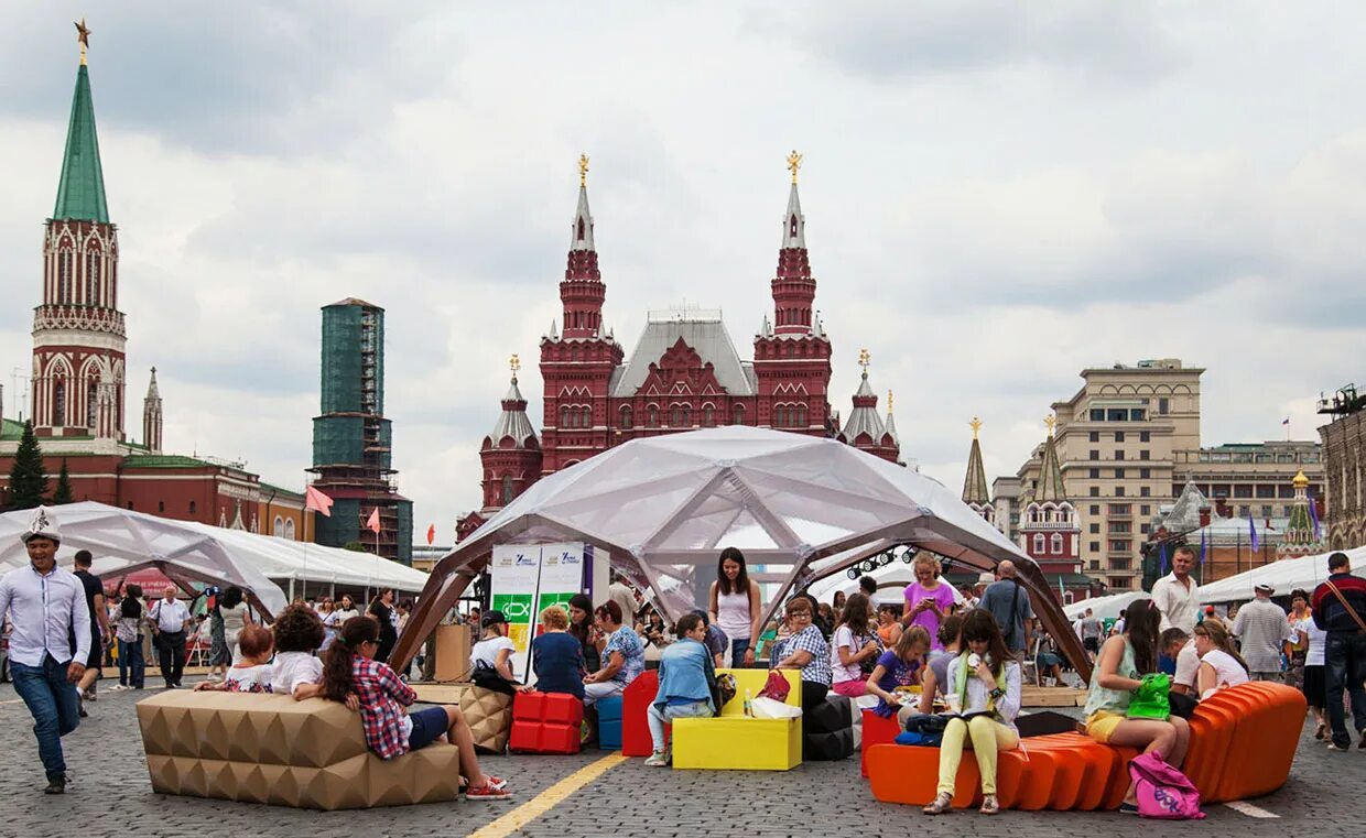 Что есть бесплатного в москве. Книжный фестиваль красная площадь. Книжный фестиваль «красная площадь» ЫМП. Книжная ярмарка на красной площади 2022. Книжная ярмарка на красной площади.