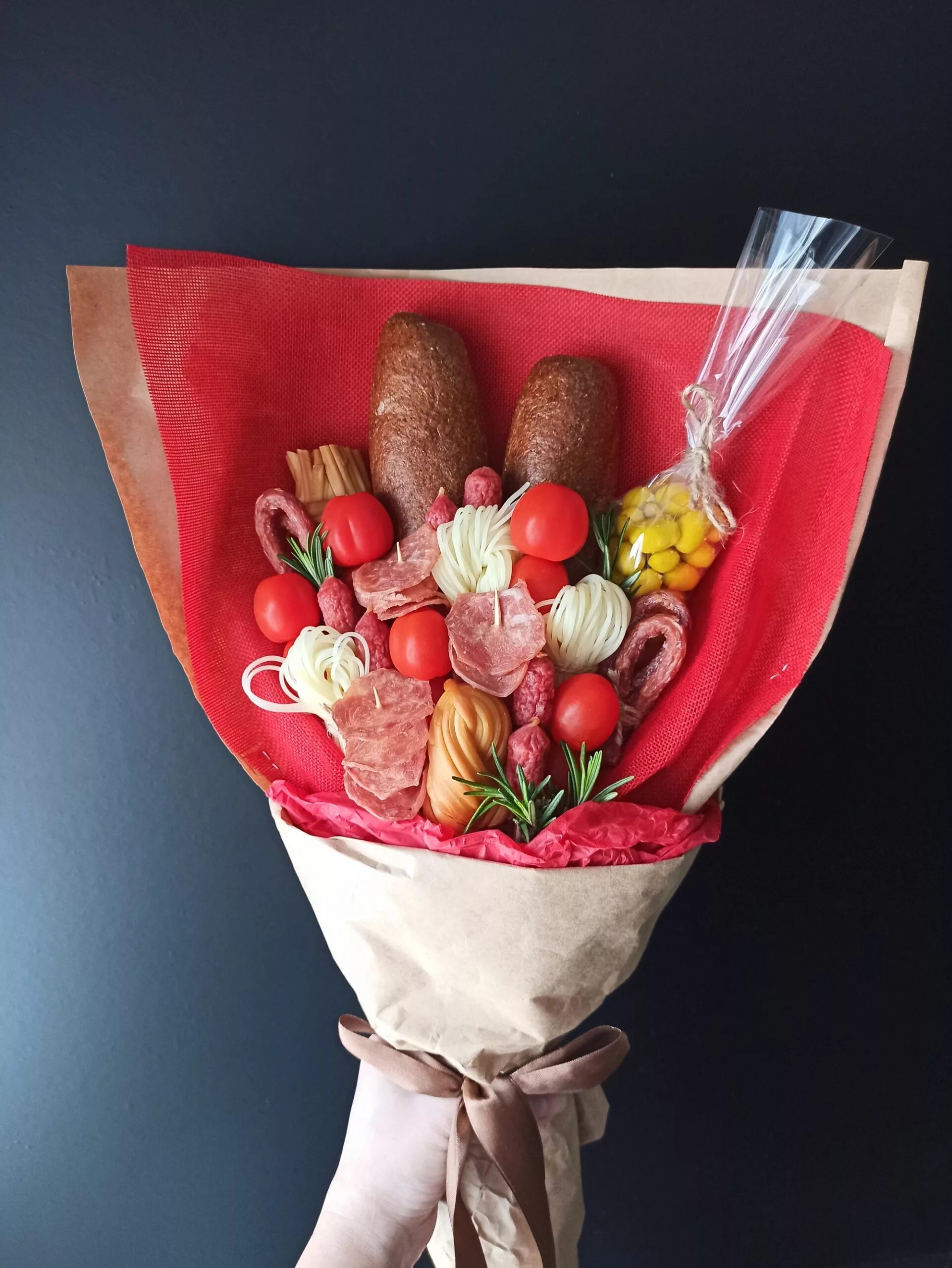 Букет из колбасы для мужчины. Букет из колбасы. Букет из колбасы. Букет из колбасы. Букет для мужчины из продуктов.