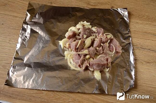 Лук в духовке. Печеный чеснок. Капуста в фольге в духовке. Чеснок запеченный в фольге. Чеснок в духовке в фольге.