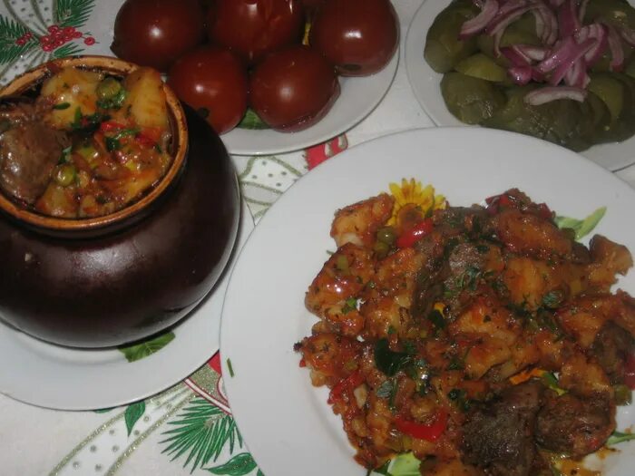 Жаркое из куриной печени. Яблоки в горшочке. Печень с яблоками в духовке в горшке. Печень в горшочках. Жаркое в горшочках с говядиной и картошкой в духовке.